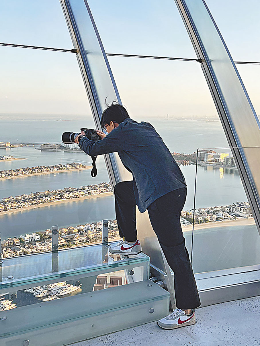 ◆吉子軒正在拍攝深圳的城市風光。 香港文匯報 深圳傳真