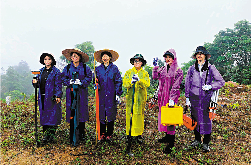 ◆「90後」全女班林勘隊。香港文匯報記者方俊明  攝