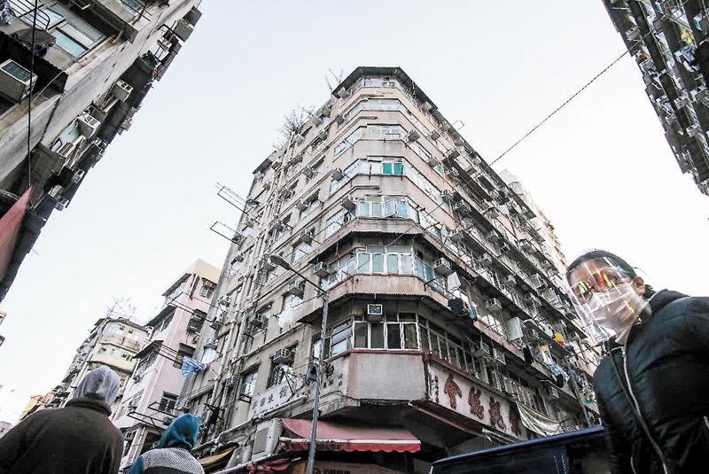 ◆ 特區政府與扶貧委員會今年內將在部分劏房集中地設置數個「社區大廳」。圖為位於油尖旺區的唐樓。 資料圖片