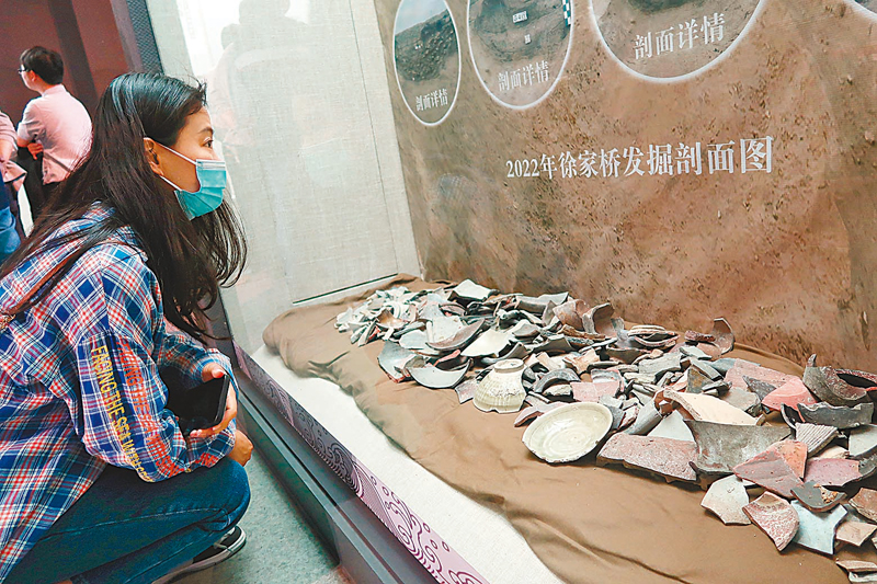 ◆徐家橋發掘出的唐代至元明時代的瓷器、牙牌、錢幣等文物標本百餘件。