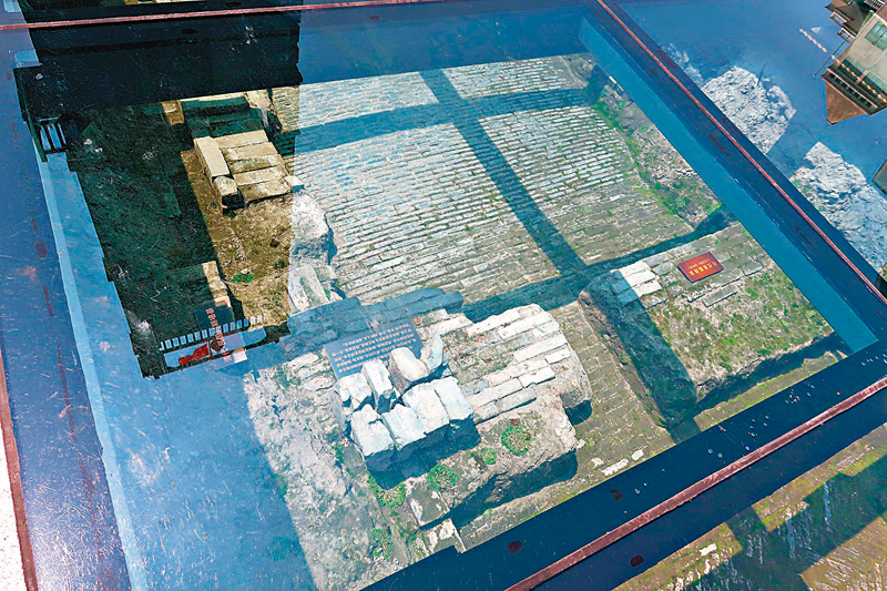 ◆如皋城中軸線考古現場已用玻璃層保護起來。