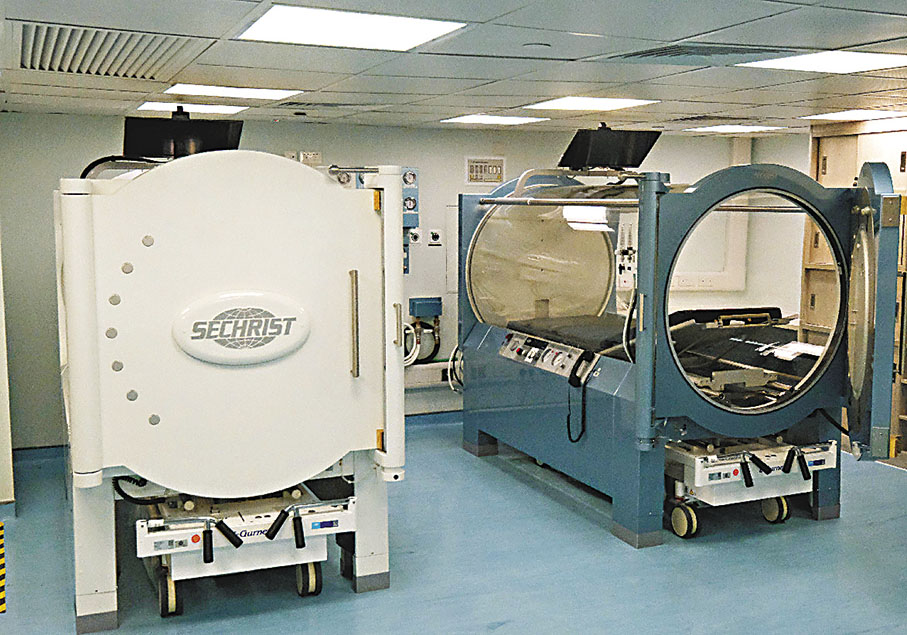 ◆東區醫院的高壓氧治療中心引入單人治療艙。 香港文匯報記者涂穴  攝