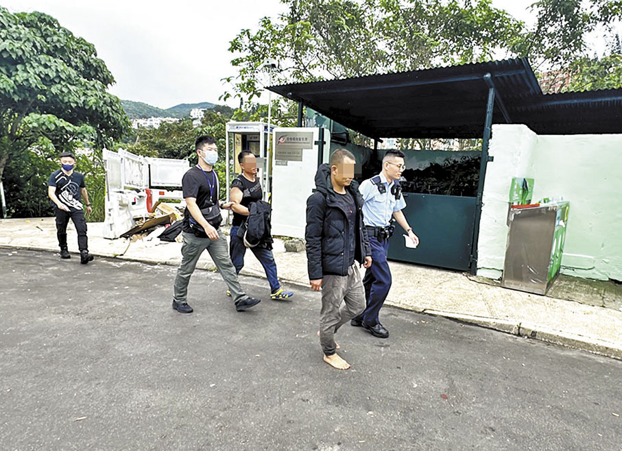 ◆警員帶走兩名內地男子調查。