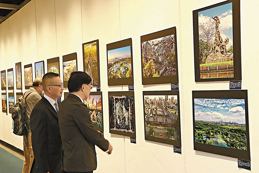 ◆廠商會與沙龍影友協會合辦「粵港澳大灣區風光攝影展覽」。 香港文匯報記者北山彥  攝