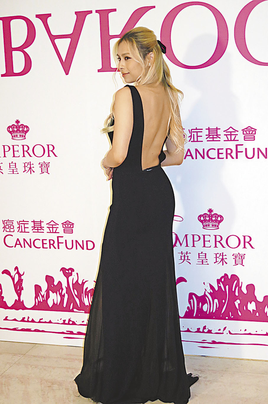 ◆ 李幸倪不吝嗇大晒美背。