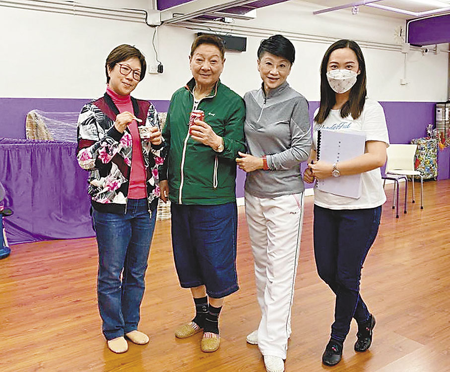 ◆史濟華老師任導演，指導鄧美玲、劉惠鳴、王潔清等排戲。