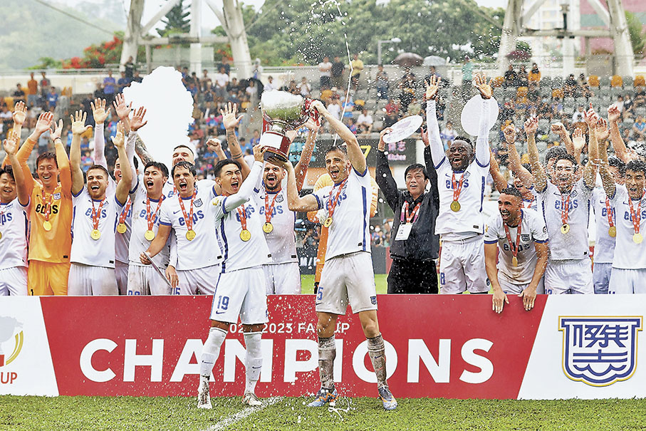 ◆ 傑志球員賽後接受頒獎。