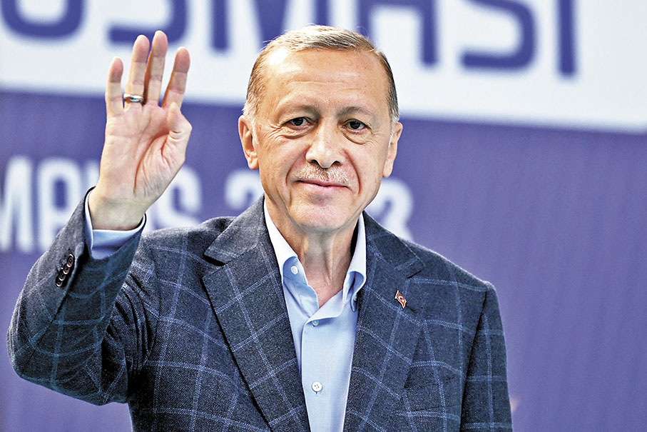 ◆ 埃爾多安在競選活動中發表講話，向支持者揮手致意。法新社