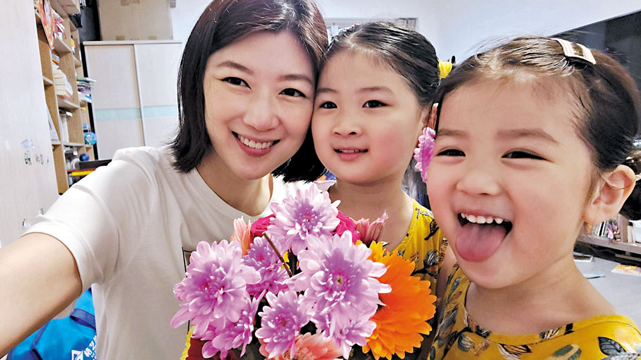 ◆ 容海恩與兩個女兒。容海恩Fb圖片