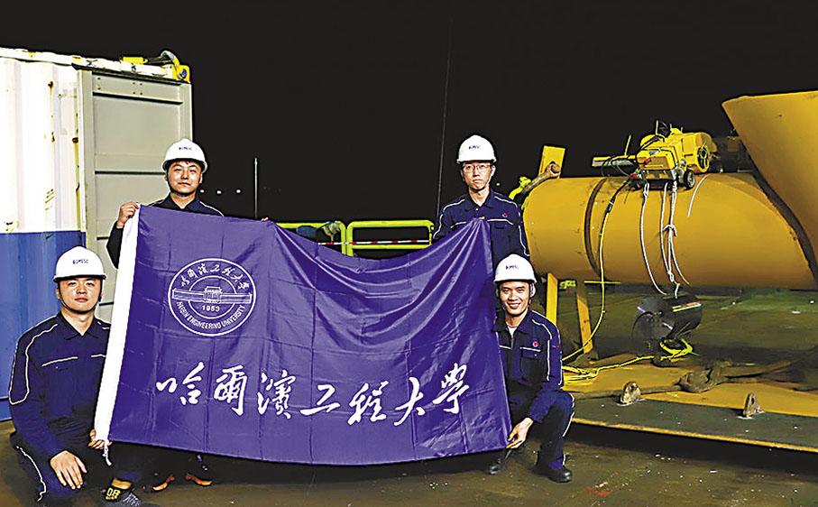 ◆王剛的學生在戶外測試作業。 香港文匯報哈爾濱傳真