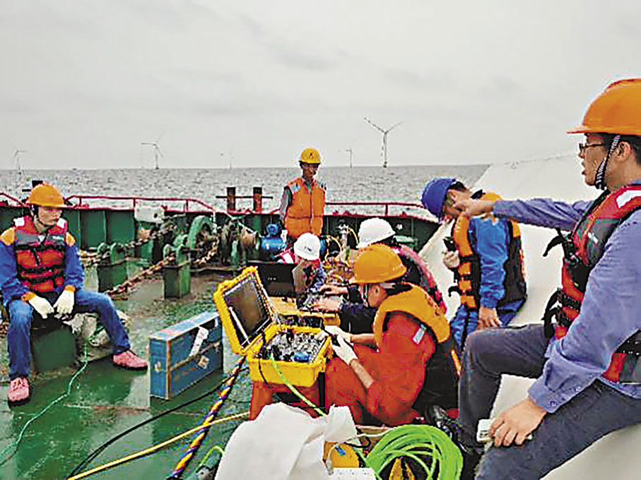 ◆學生在海上測試作業。 香港文匯報哈爾濱傳真