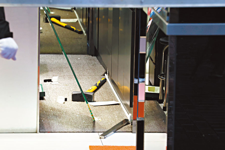 ◆店內遺下疑是行劫用的鐵鎚。香港文匯報記者劉友光  攝