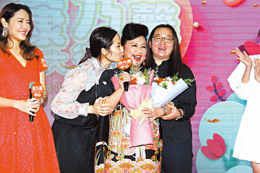 ◆家燕姐獲兩位女兒上台送花獻吻幾開心。