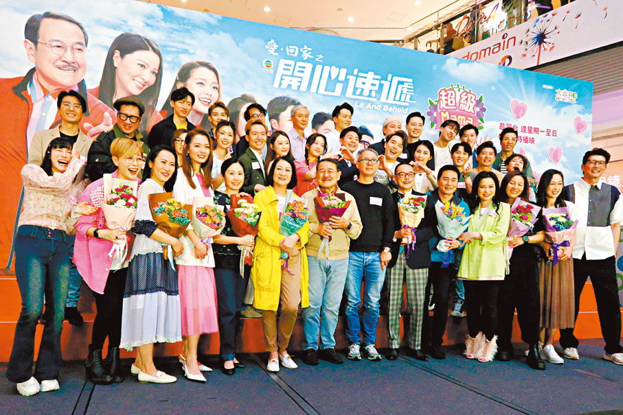 ◆劇中多位媽媽級演員獲送上鮮花恭賀母親節。