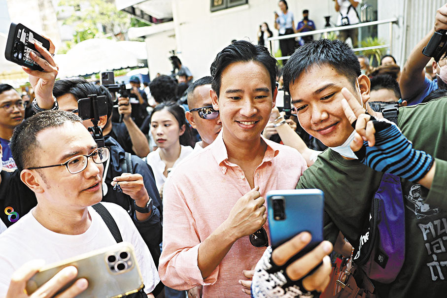 ◆ 前進黨領袖皮塔（中）與支持者自拍。 法新社