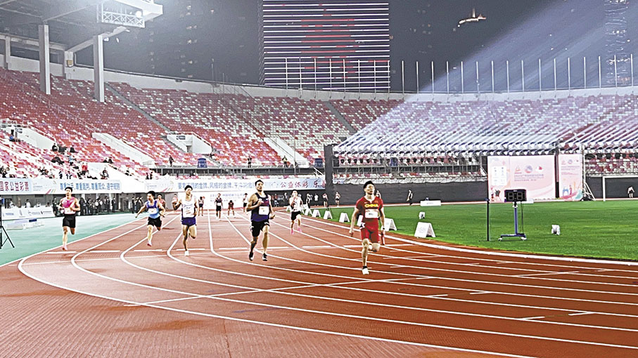 ◆港隊（深藍衫）以第二名成績衝過終點。 香港文匯報 記者敖敏輝  攝