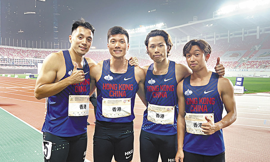 ◆蘇炳添（左二）為男子百米前三名選手頒獎。 香港文匯報記者敖敏輝  攝