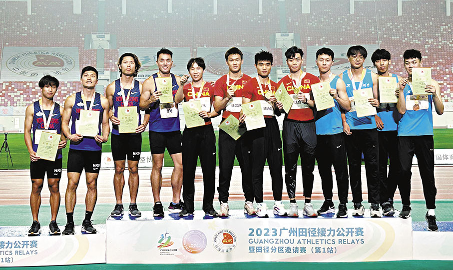 ◆港隊（深藍衫）與冠軍及季軍隊伍在頒獎台上合影。 香港文匯報記者敖敏輝  攝