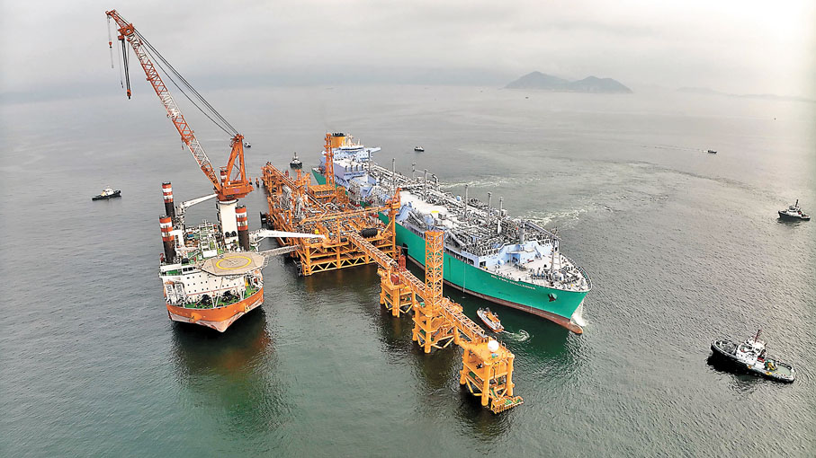 ◆位於香港西南水域的海上液化天然氣接收站。 資料圖片