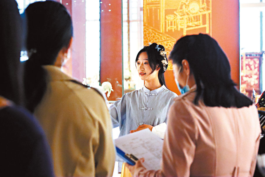 ◆導賞志願者李思雨在試講。香港文匯報北京傳真