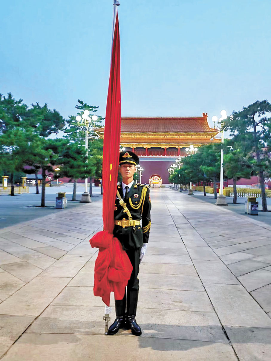 ◆降旗儀式後，升旗手張威接受香港文匯報專訪。香港文匯報記者孫志 攝
