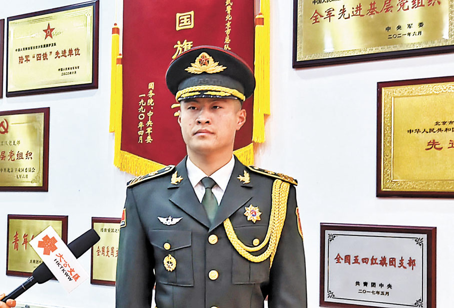 ◆褚澤亮擔任國旗護衛隊升旗手十餘年。香港文匯報記者任芳頡 攝