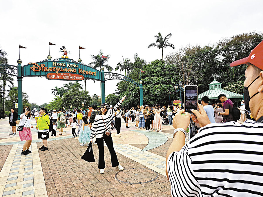 ◆香港迪士尼樂園公布2021年10月至2022年9月的財政年度，總入場人次高達340萬，年升22%。 香港文匯報記者聶曉輝  攝