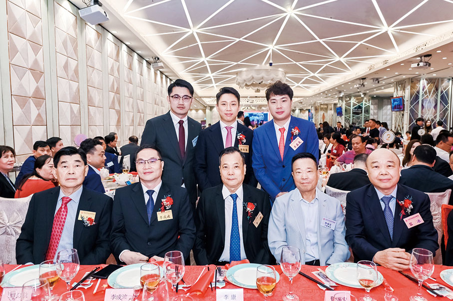 ◆ 化州市旅港同鄉會創會會長葉志光（前排左一）、上一屆會長李康（前排居中）、本屆會長陳智豪（後排居中）、本屆監事長李嘉晃（後排右）、本屆秘書長葉家樂（後排左）等首長合照。