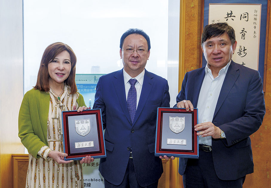 ◆ 南京大學黨委書記譚鐵牛（中）致送紀念品予新地主席兼董事總經理郭炳聯（右）及新地郭氏基金執行董事郭婉儀（左）。