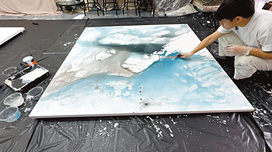 ◆ Rolland正在創作樹脂畫。