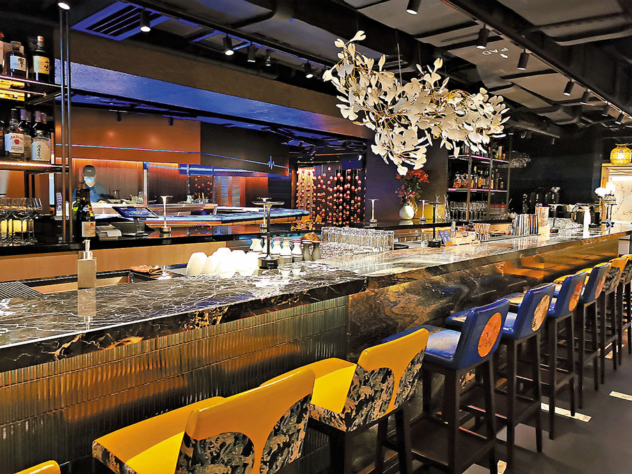 ◆ 心形酒吧及中間的炭火爐位置