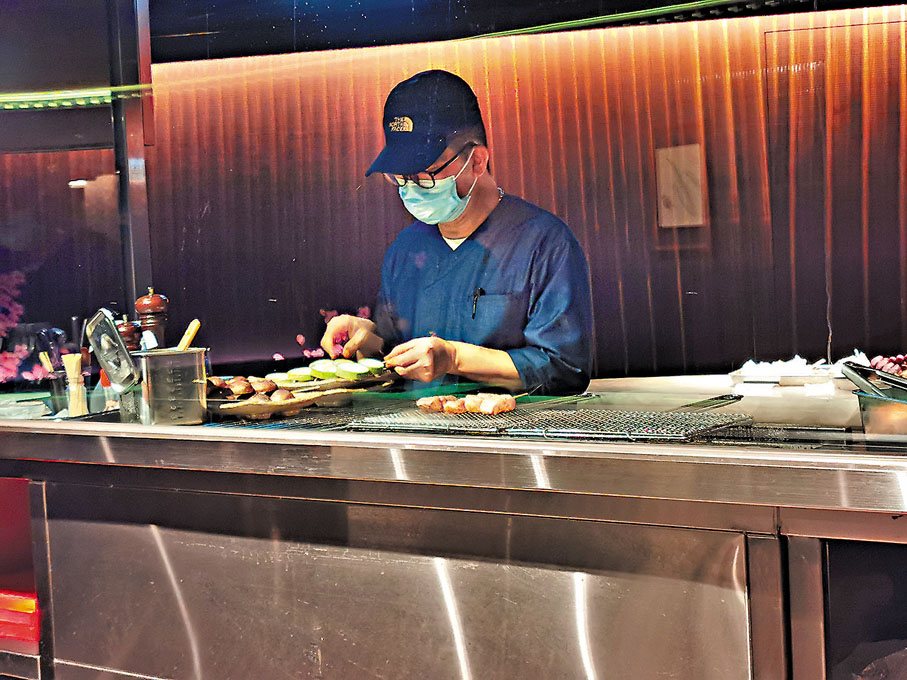 ◆ 師傅即場在炭火爐上燒烤肉串。