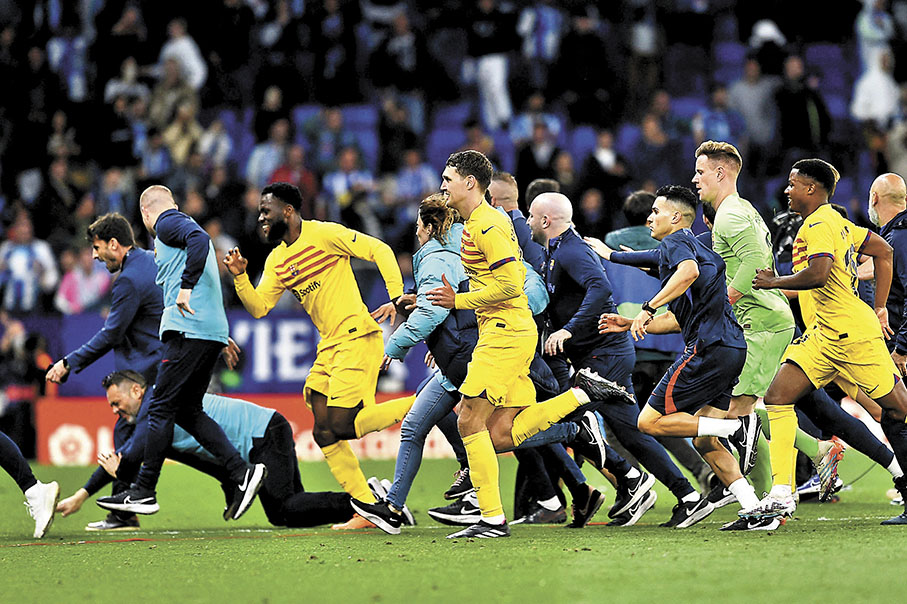 ◆由於有愛斯賓奴球迷衝落場，巴塞球員賽後趕忙跑回更衣室。  法新社