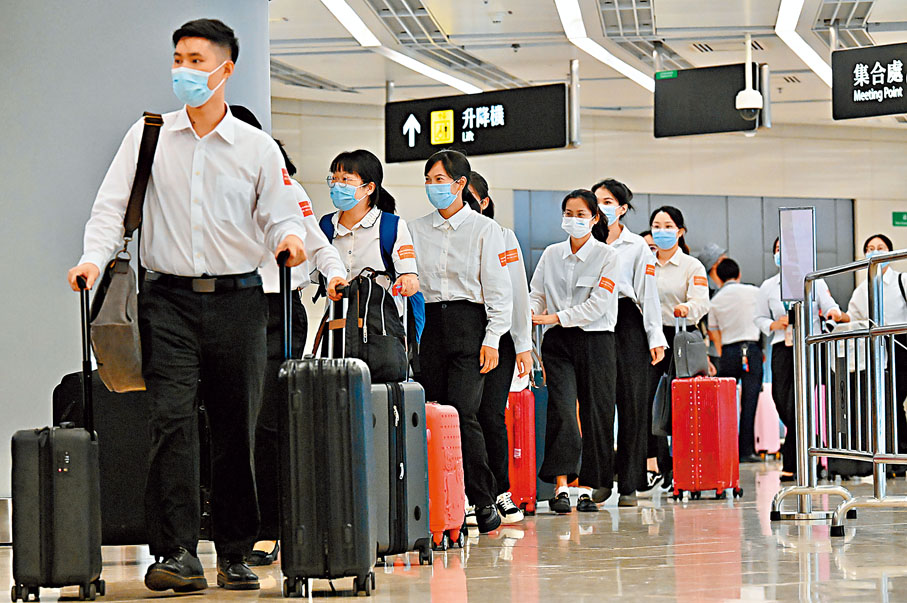 ◆擴大後的「人才清單」納入了醫療服務領域下13項專業。圖為參與醫管局「大灣區醫療人才交流計劃」的數十名廣東省醫護人員抵達香港。 資料圖片