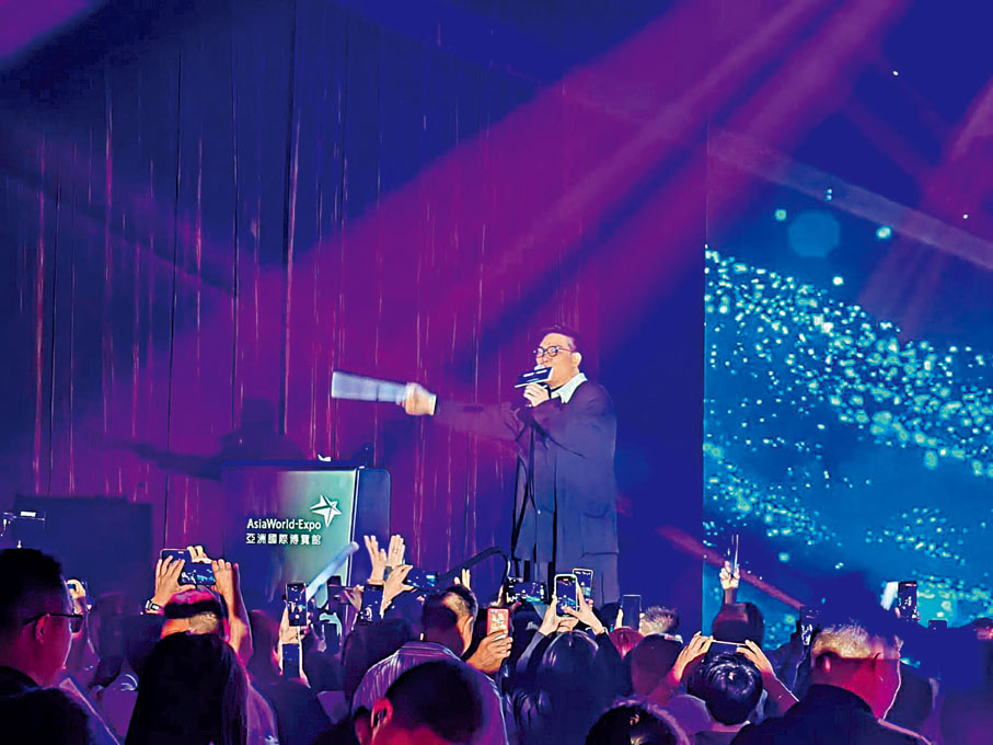◆ 兩千人團晚上在亞洲國際博覽館欣賞明星表演。