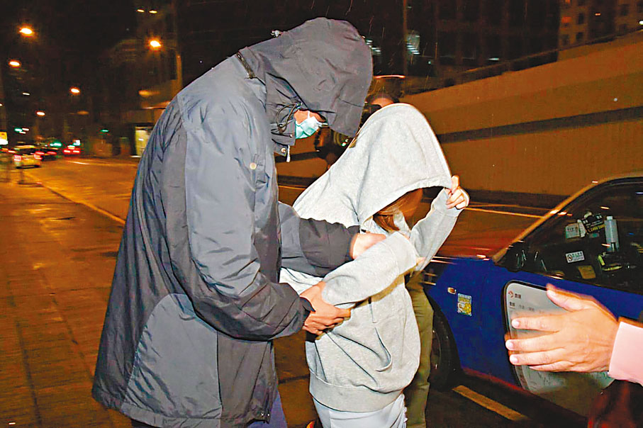 ◆有球員（左）昨晚在親友陪同下離開廉政公署。