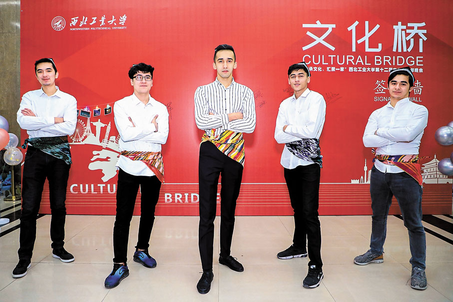 ◆新絲路·新使者，古絲路起點成就烏茲別克斯坦留學生創業夢。圖為2020年1月，李浩宇（右一）與朋友們在西北工業大學第十二屆文化橋跨年晚會上合影。 新華社