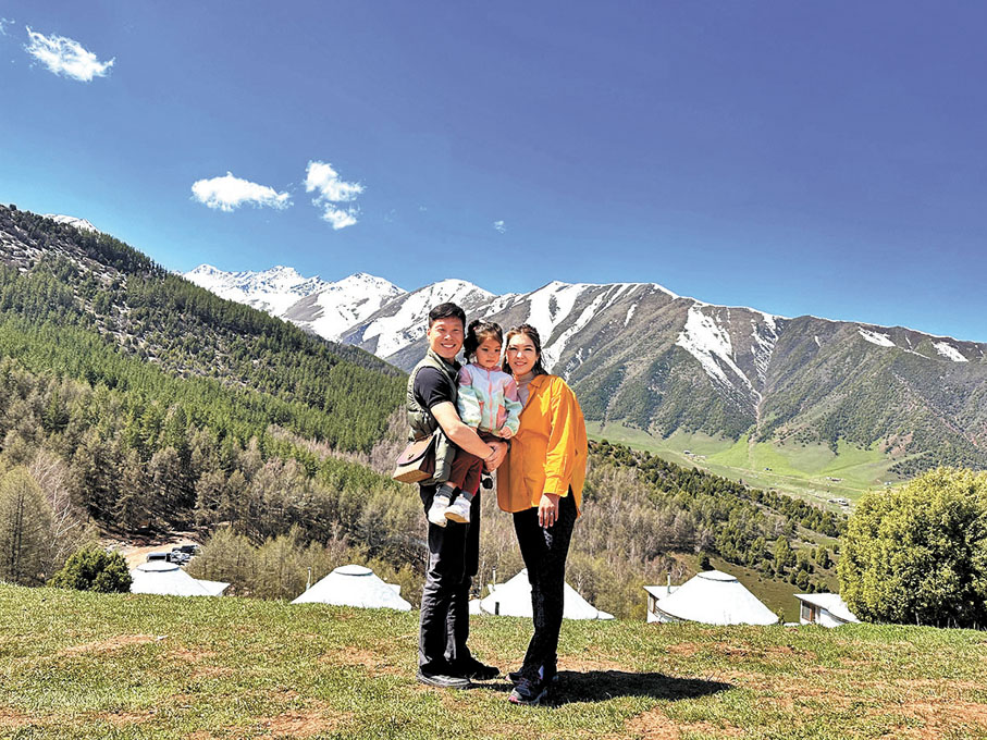◆新絲路·新使者，吉爾吉斯斯坦姑娘葉麗婭的「中國情緣」。圖為葉麗婭一家在吉爾吉斯斯坦首都比什凱克周邊的山上遊玩。 新華社