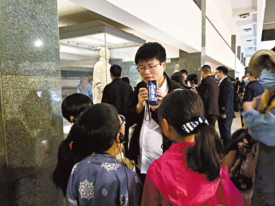 ◆秦漢的手機裏存了很多兵馬俑相關圖片。 香港文匯報記者俞晝  攝