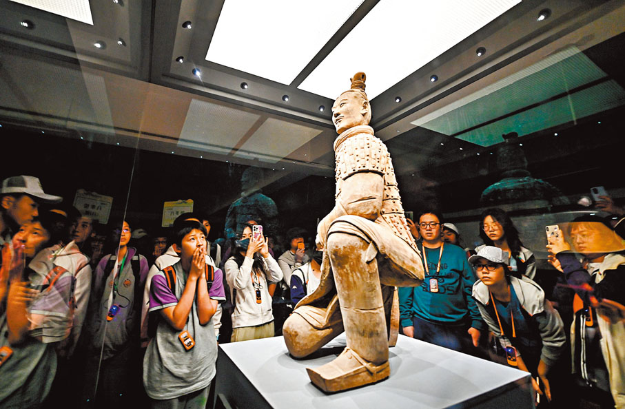 ◆4月26日，遊客在秦兵馬俑二號坑遺址內參觀跪射俑。 資料圖片