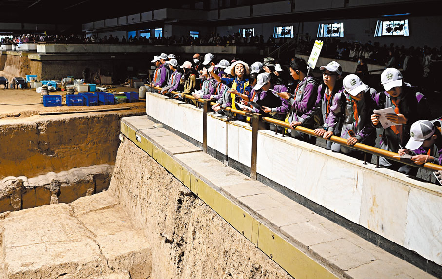 ◆4月26日，遊客在秦兵馬俑二號坑遺址內參觀。資料圖片