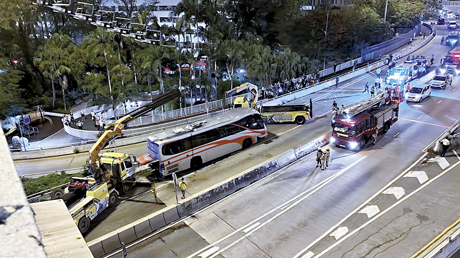 ◆翻側的旅遊巴事後由拖車扶正及拖走檢驗，現場交通一度非常擠塞。 網上圖片