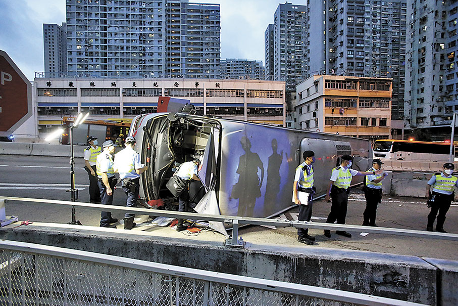 ◆警員封鎖現場，並進入已翻側的旅遊巴車廂內調查蒐證。