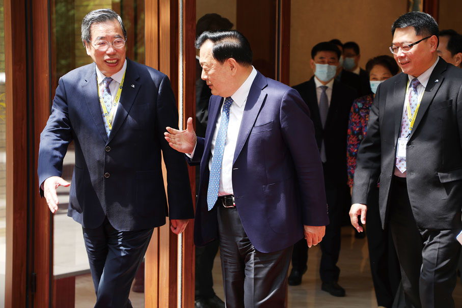 ◆工總主席查毅超(右)與工總名譽會長、香港特別行政區立法會主席梁君彥(左),在釣魚台國賓館與國務院港澳事務辦公室主任夏寶龍(中)交談。