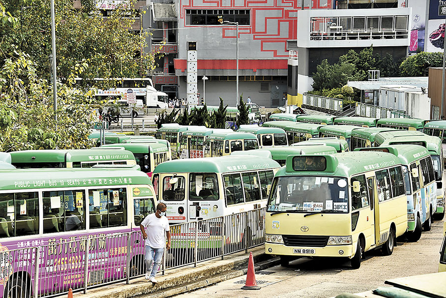 ◆本港的士﹑小巴等商用車司機當中，不少人已達65歲年齡門檻。 資料圖片