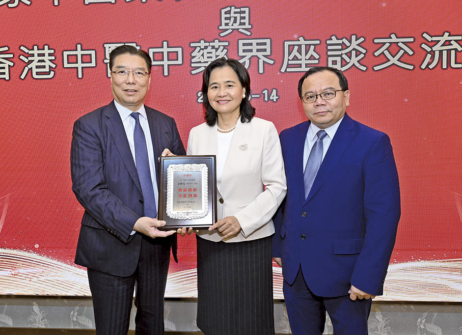 ◆李應生（左）、陳永光（右）致送感謝狀予余豔紅（中）。