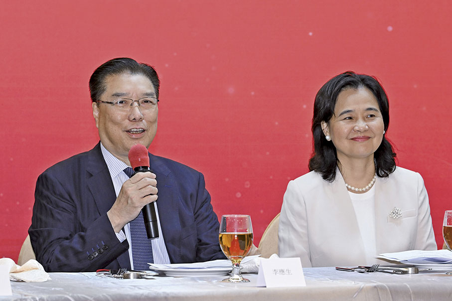 ◆李應生（左）致歡迎詞。