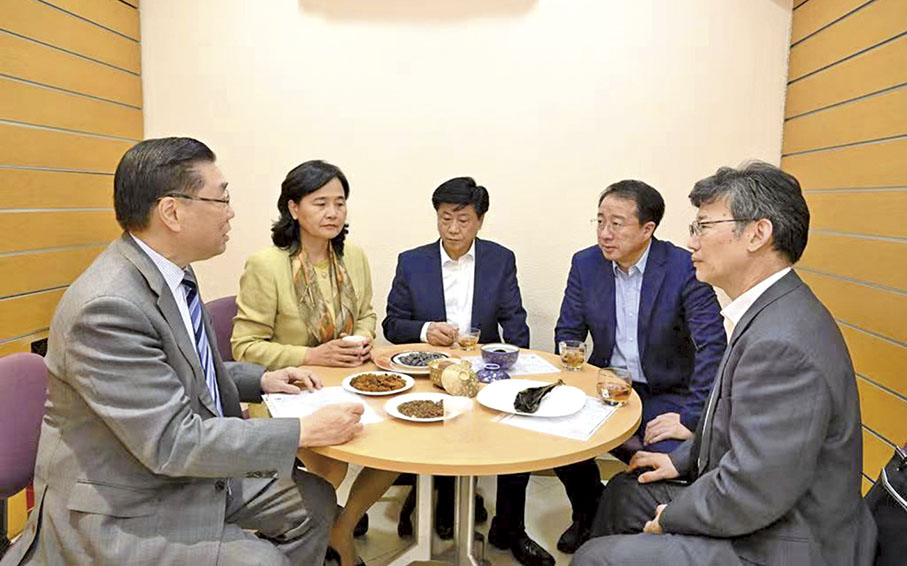 ◆訪問團實地考察瀕危中藥品種在香港的經營情況。