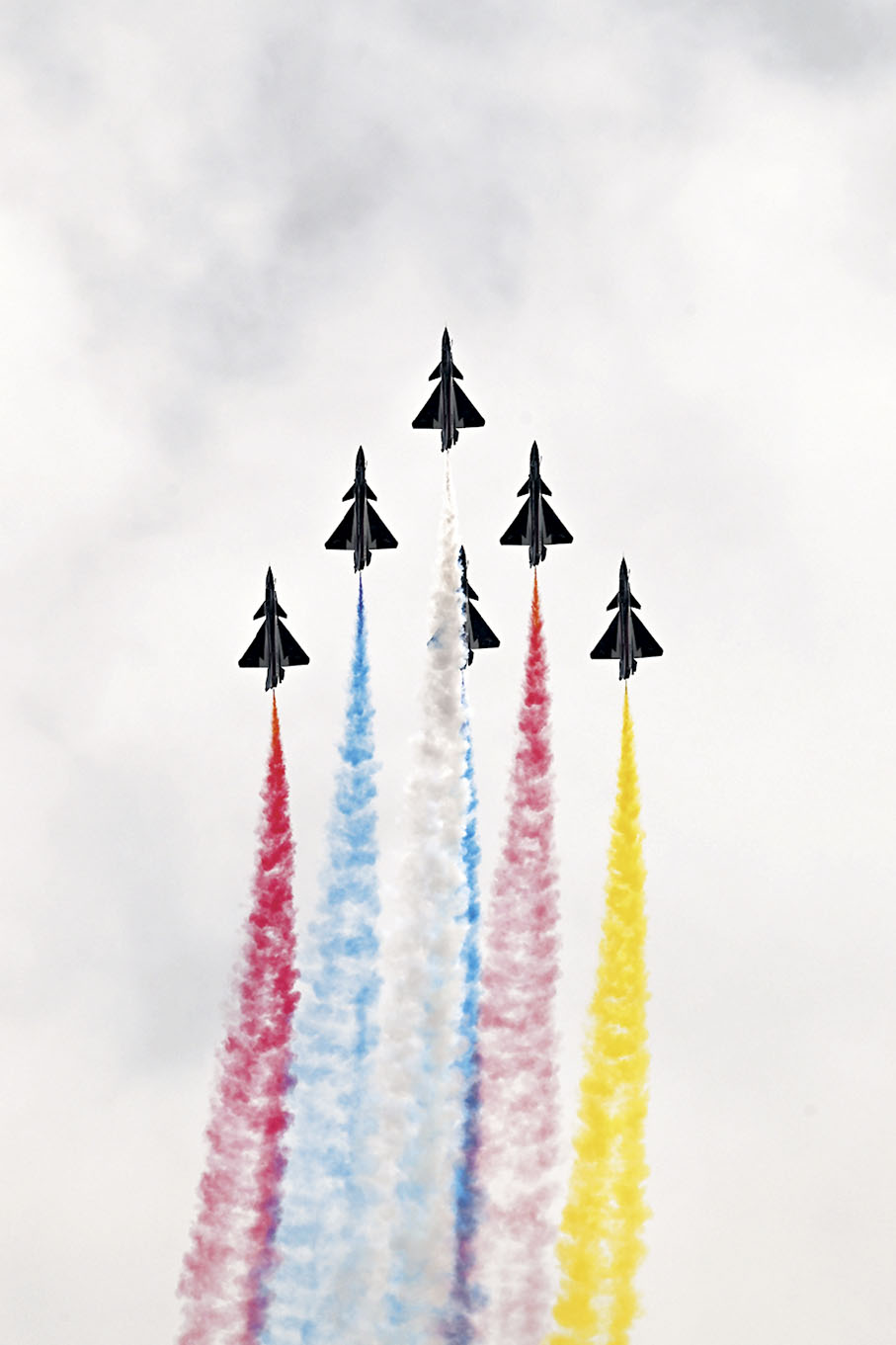 ◆5月6日拍攝的空軍八一飛行表演隊飛行訓練。 新華社