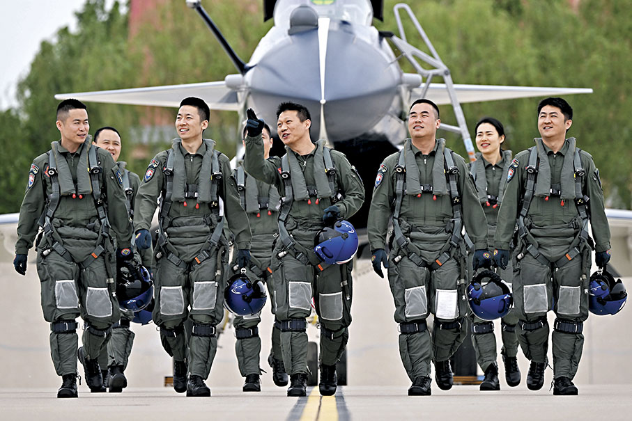 ◆6日，空軍八一飛行表演隊隊員訓練歸來。 新華社